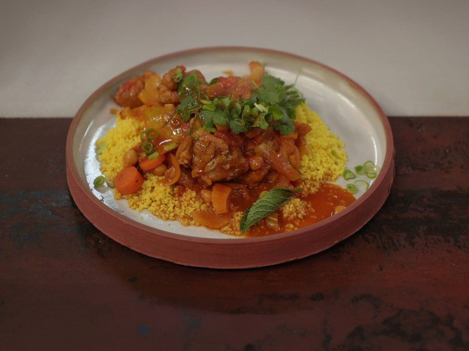Tajine met lamsvlees, abrikozen en couscous