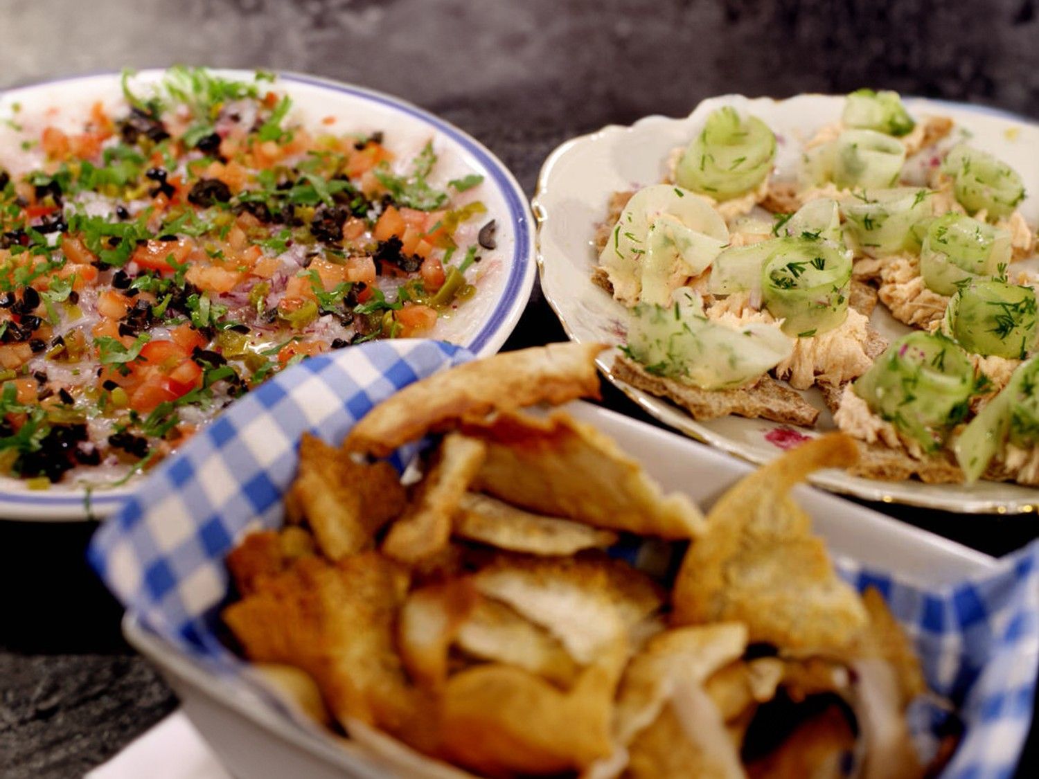 Pastei van gerookte zalm met knäckebröd en ceviche van zeebaars