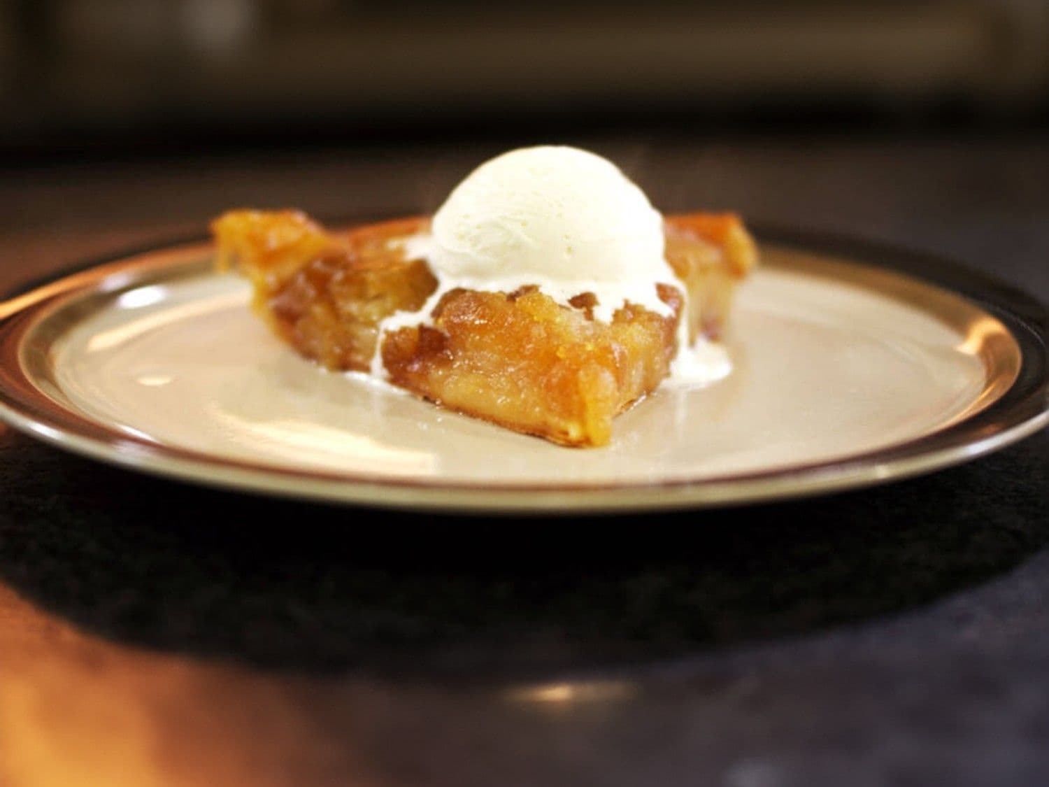 Tarte tatin met vanille-ijs