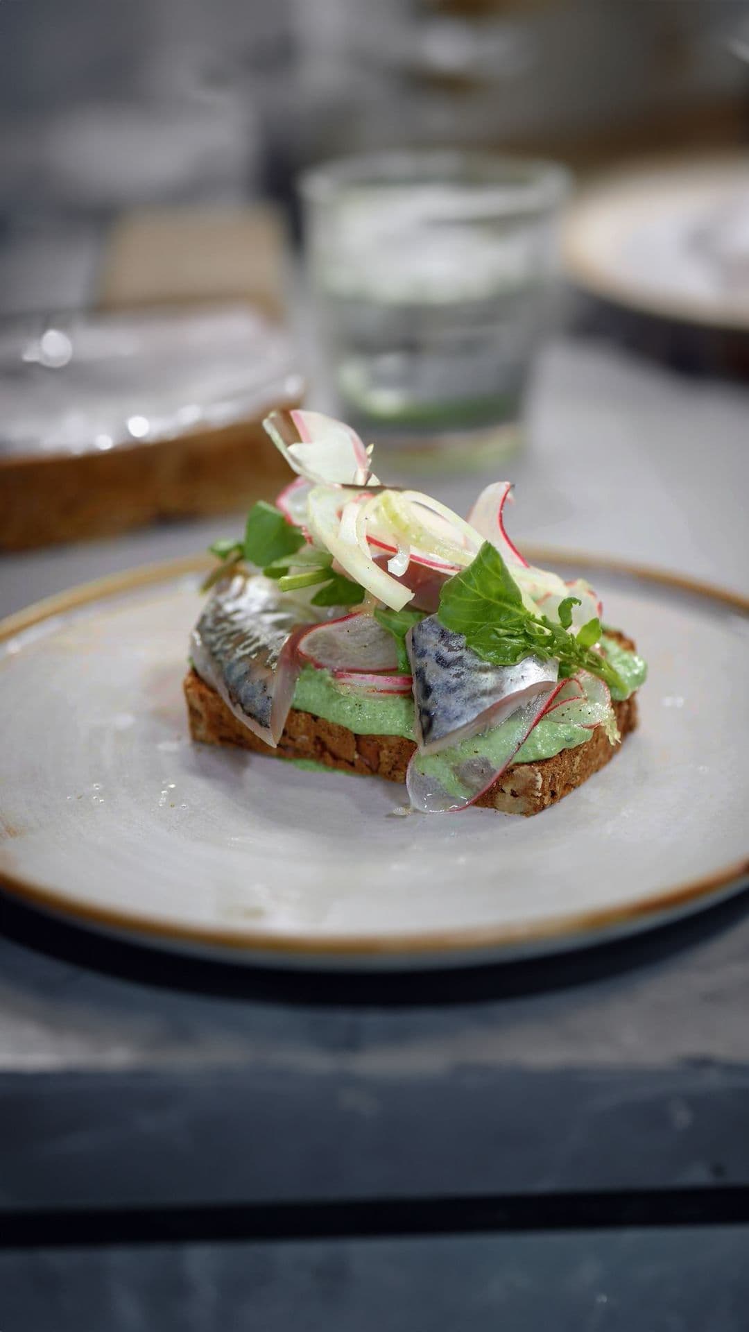 Zadenbrood met spread van waterkers, mierikswortel en opgelegde makreel