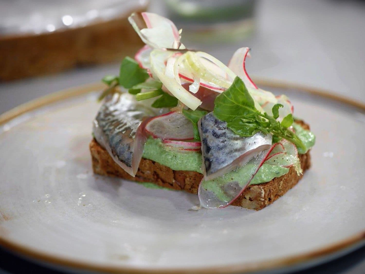 Zadenbrood met spread van waterkers, mierikswortel en opgelegde makreel