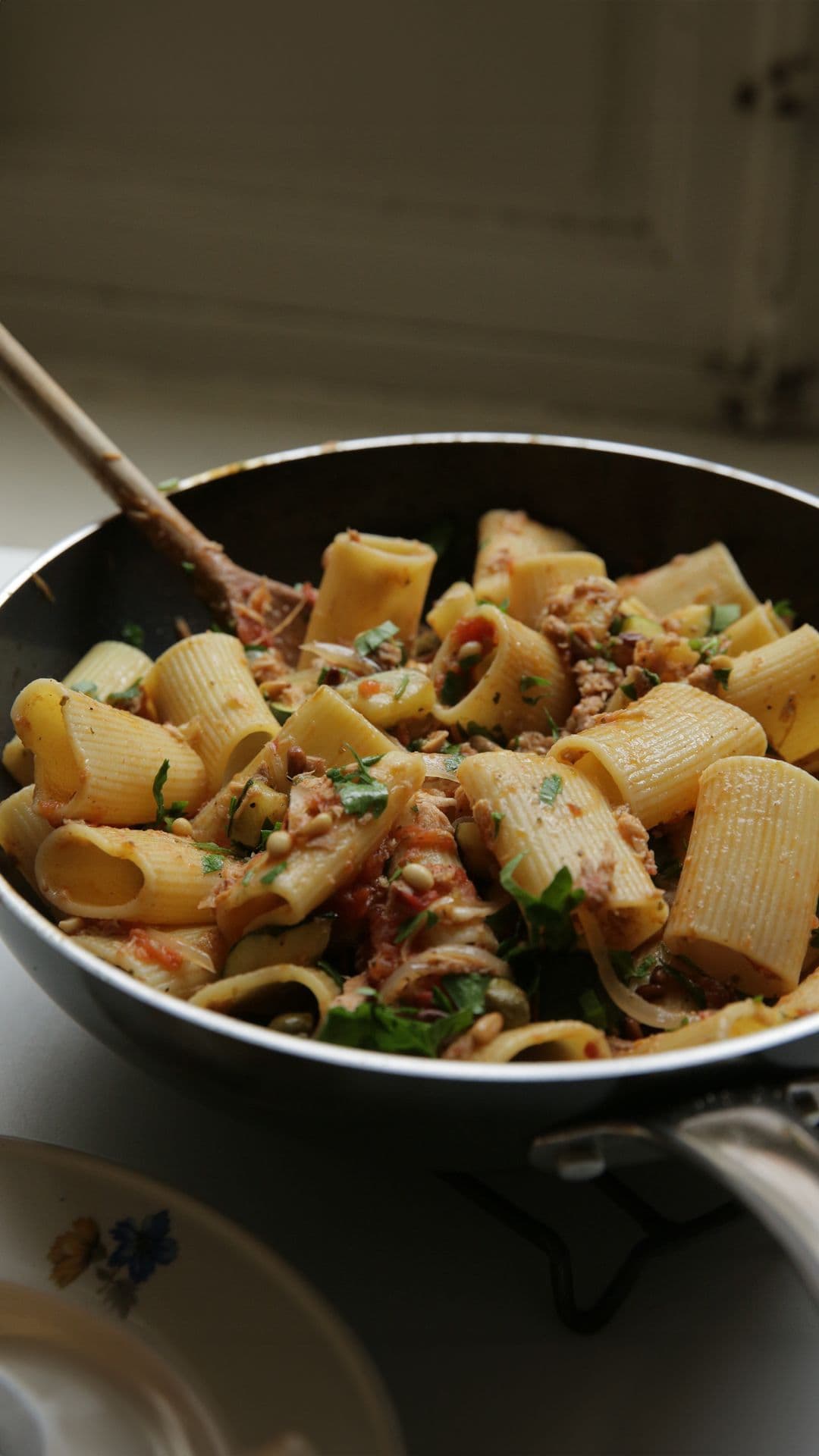 Paccheri met tonijn, tomatencompote en gebakken courgette