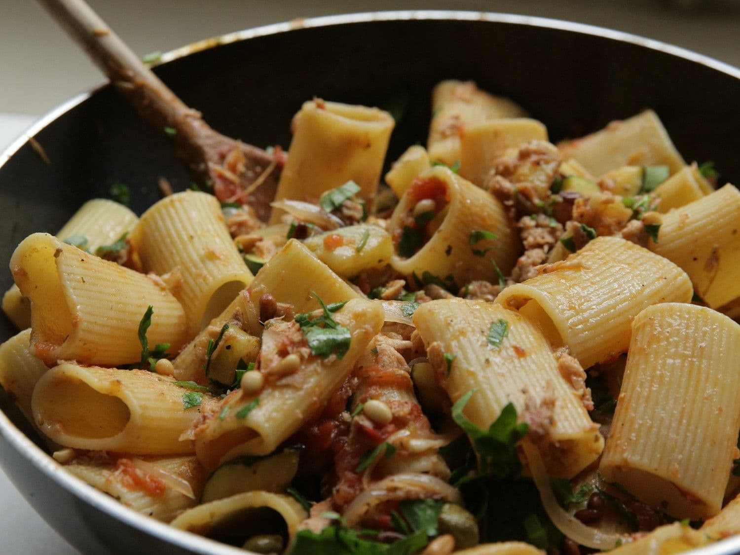 Paccheri met tonijn, tomatencompote en gebakken courgette