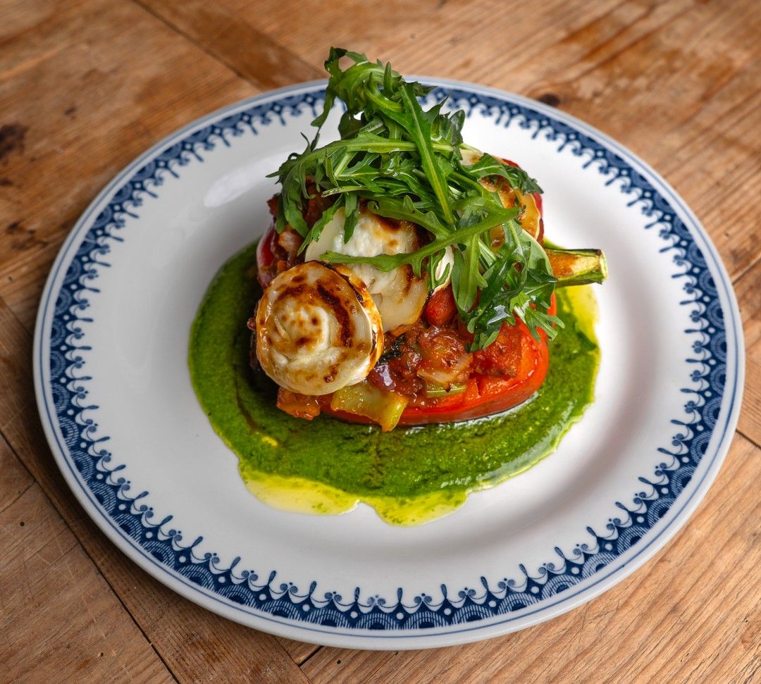 Gevulde paprika's met linzen, geitenkaas en salsa verde