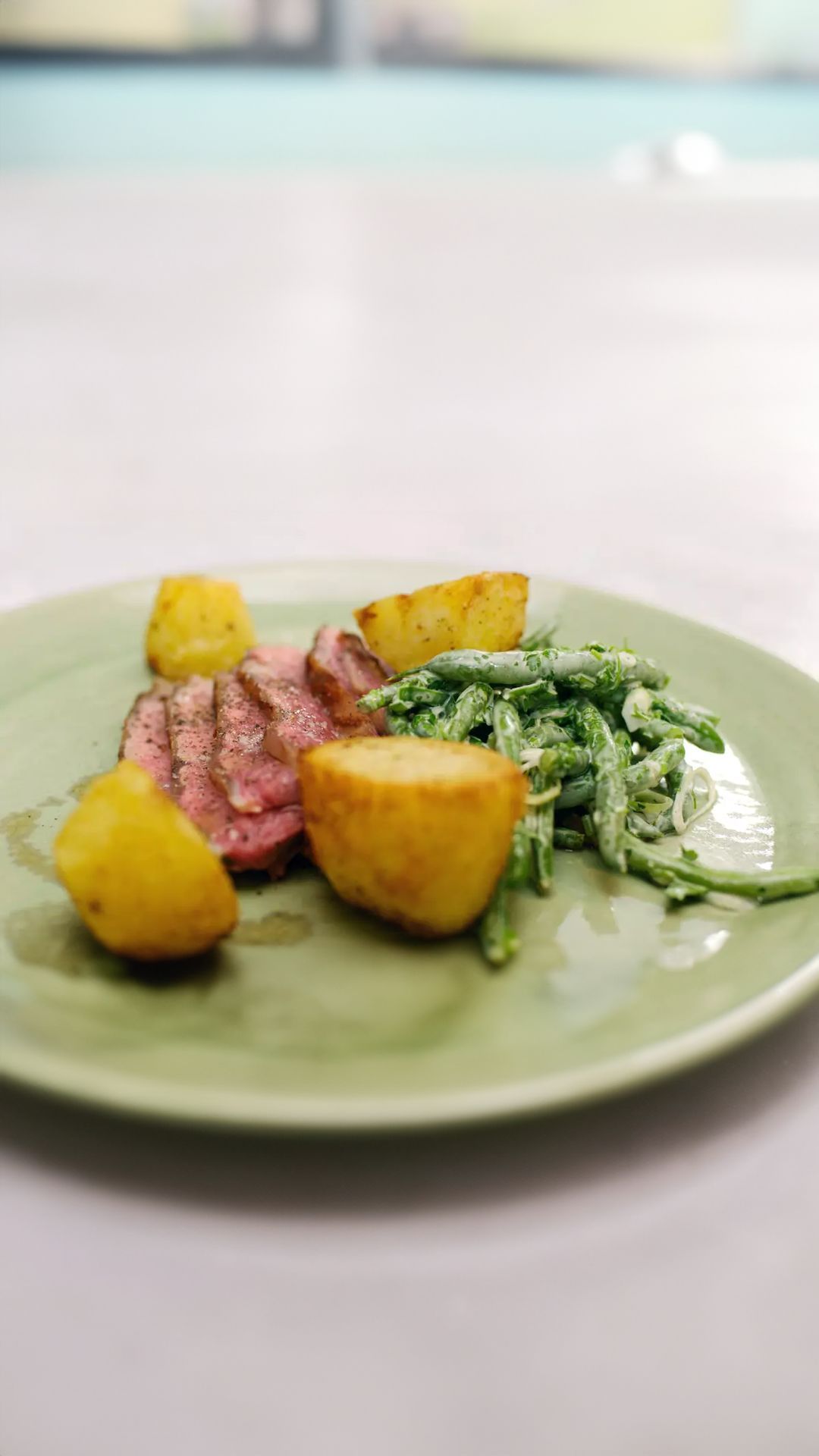 Kalfsentrecote met boontjessla en gebakken aardappelen