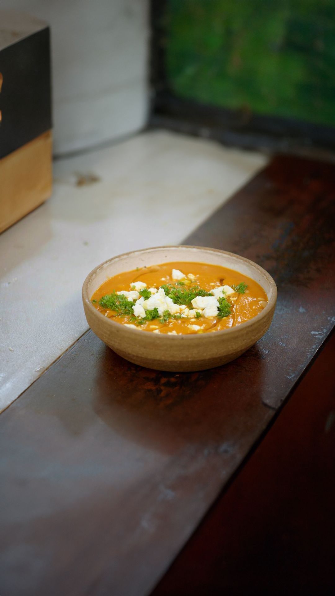 Tomaat-pompoensoep met feta en kikkererwten