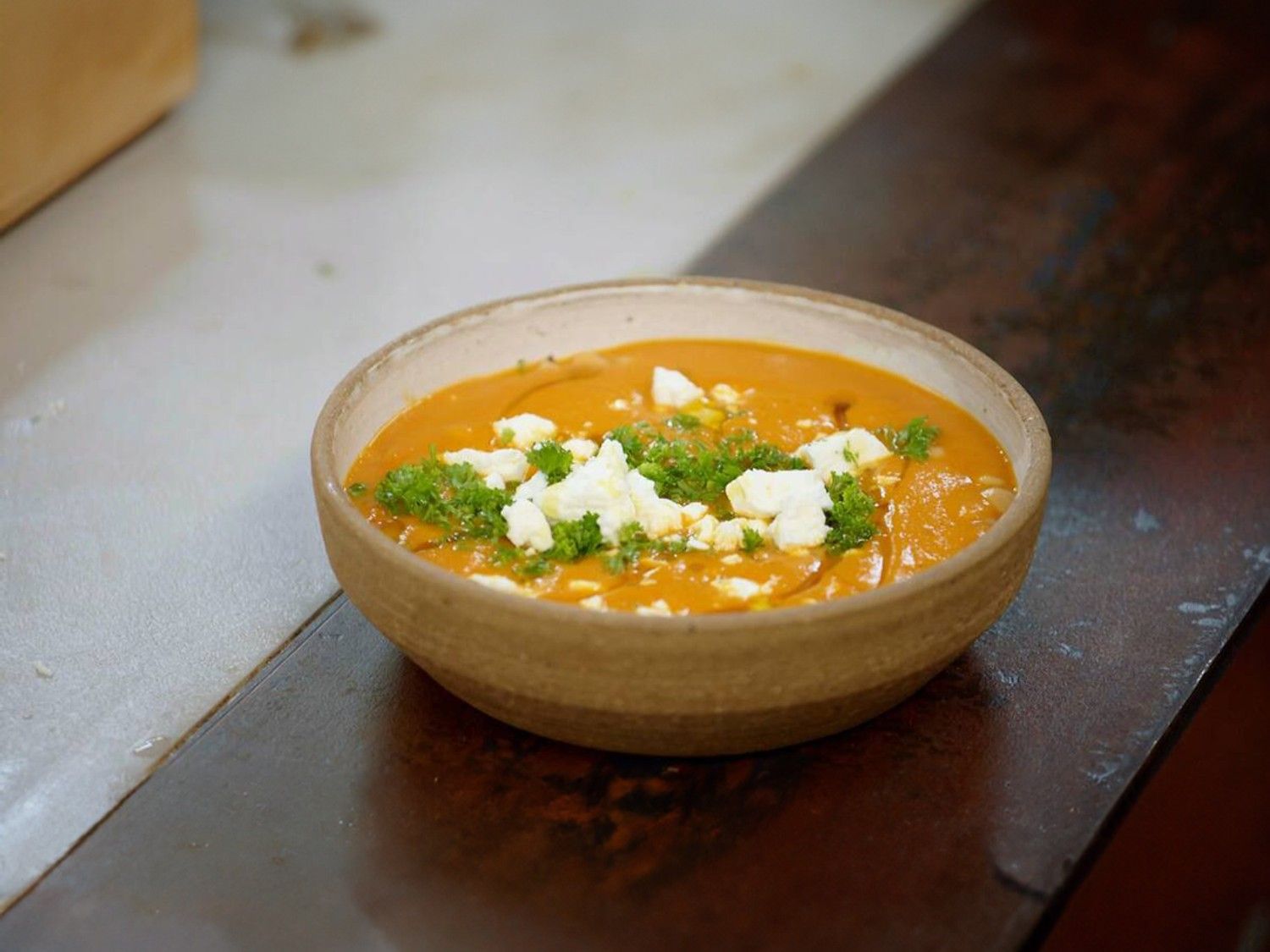 Tomaat-pompoensoep met feta en kikkererwten