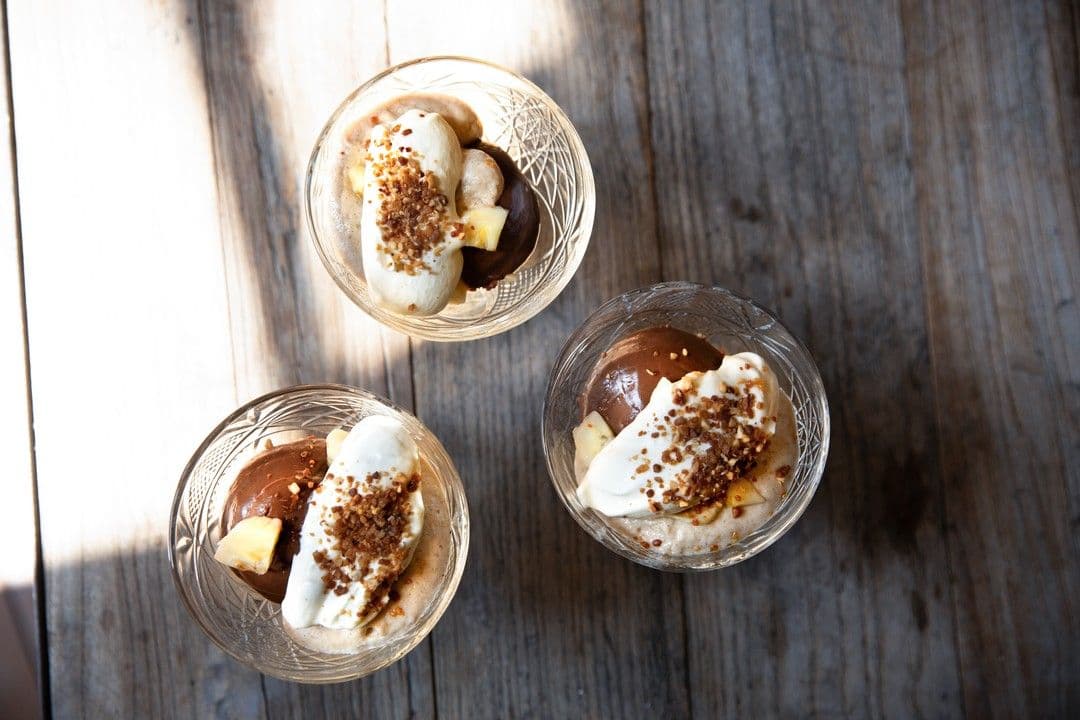 Chocoladepudding met bananenmousse en bresiliennenootjes