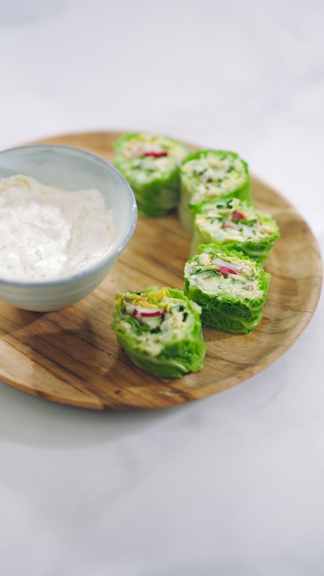Wraps van groene kool met avocadospread en een pittig dipsausje