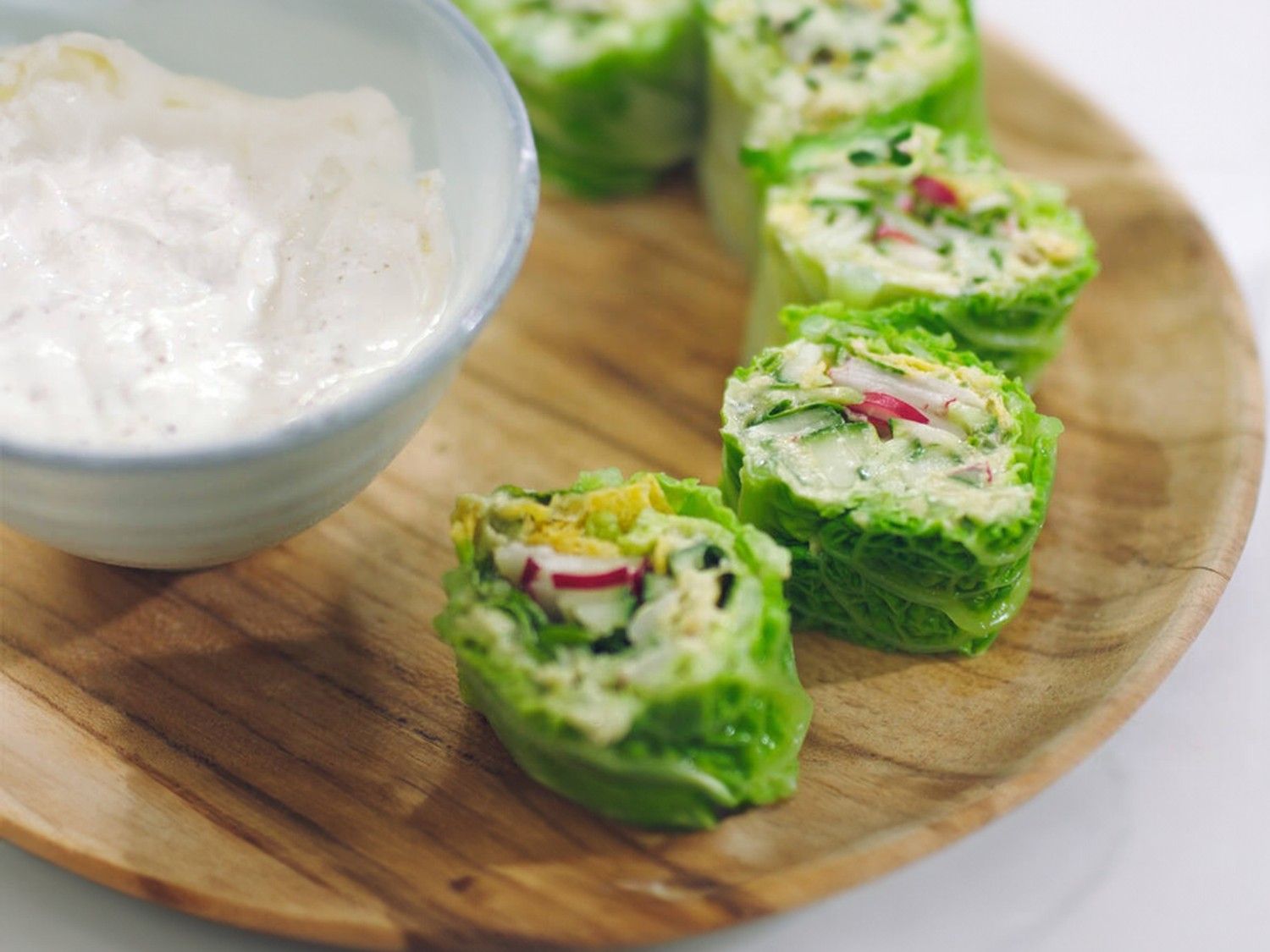 Wraps van groene kool met avocadospread en een pittig dipsausje
