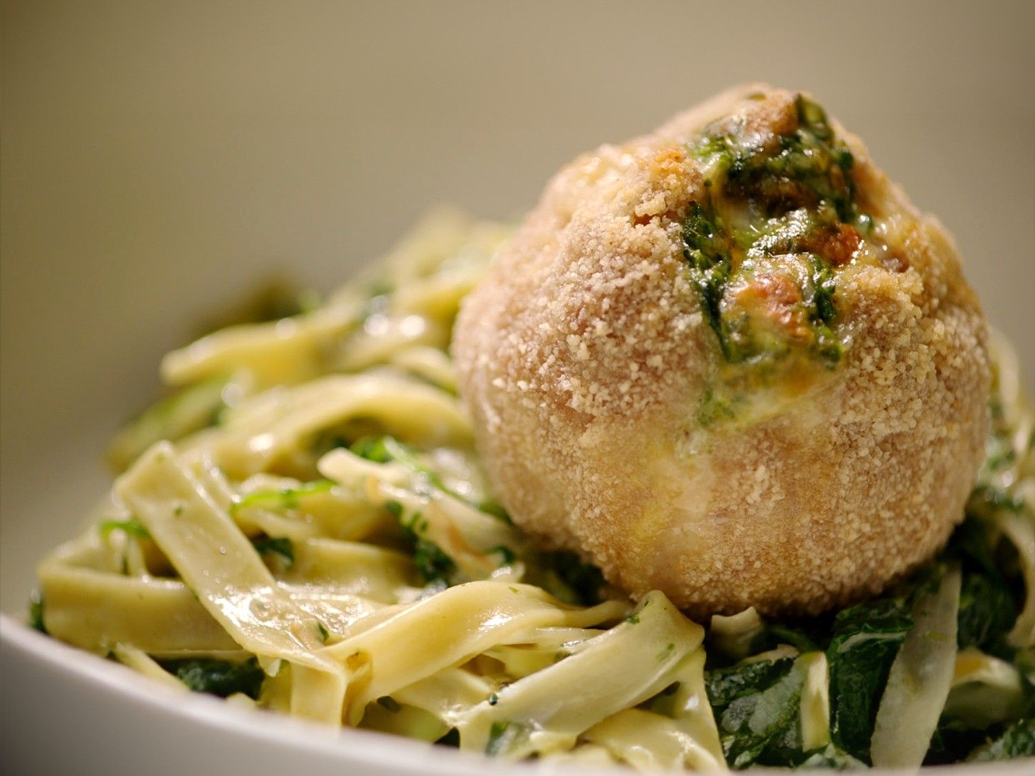 Gevulde gehaktballen met pasta verde