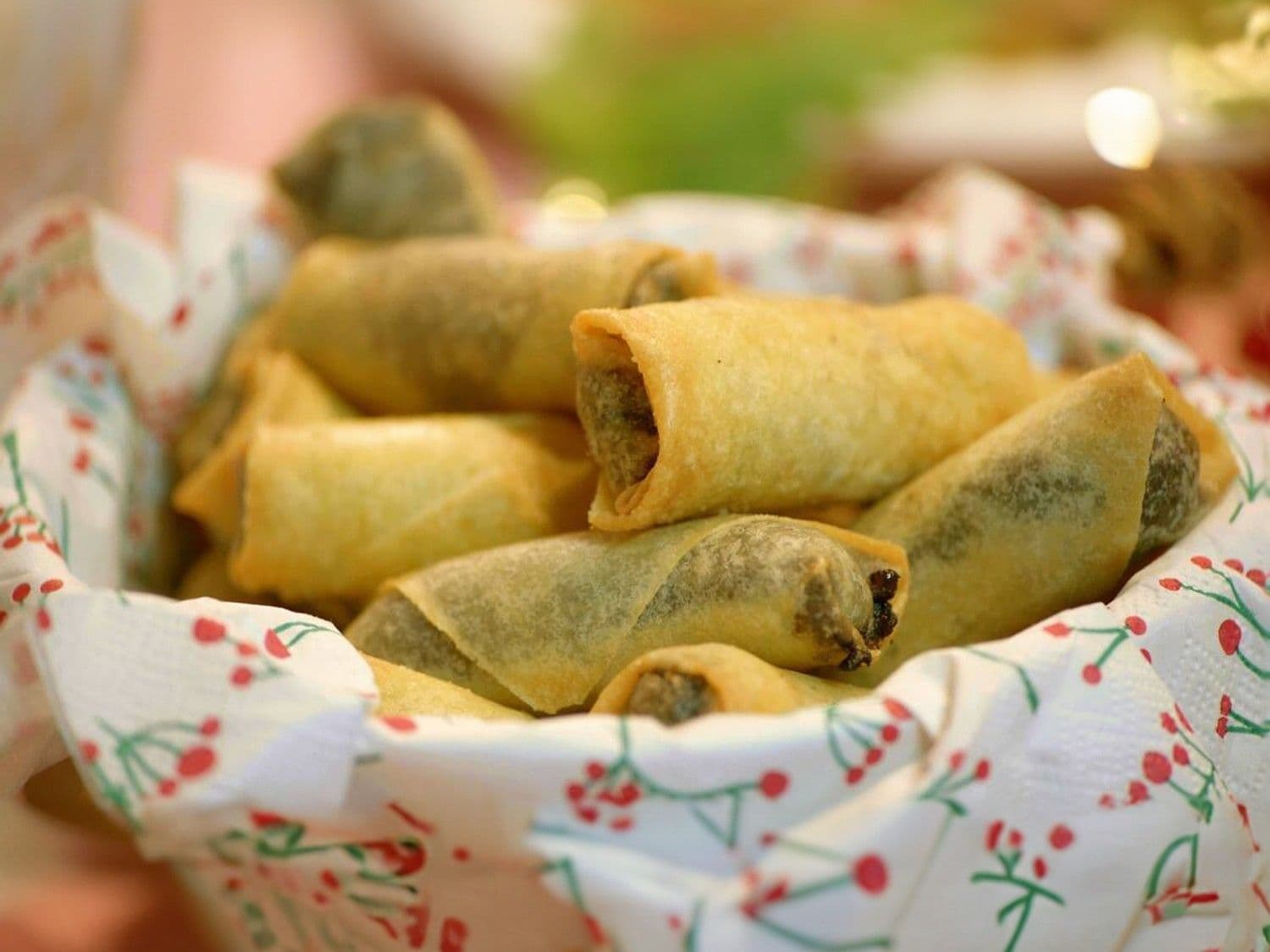 Loempia van zwarte pens met appeldip, bloemkooltartaar met gebakken bloemkool en roggetoast met makreel, augurk en aardappelcrumble
