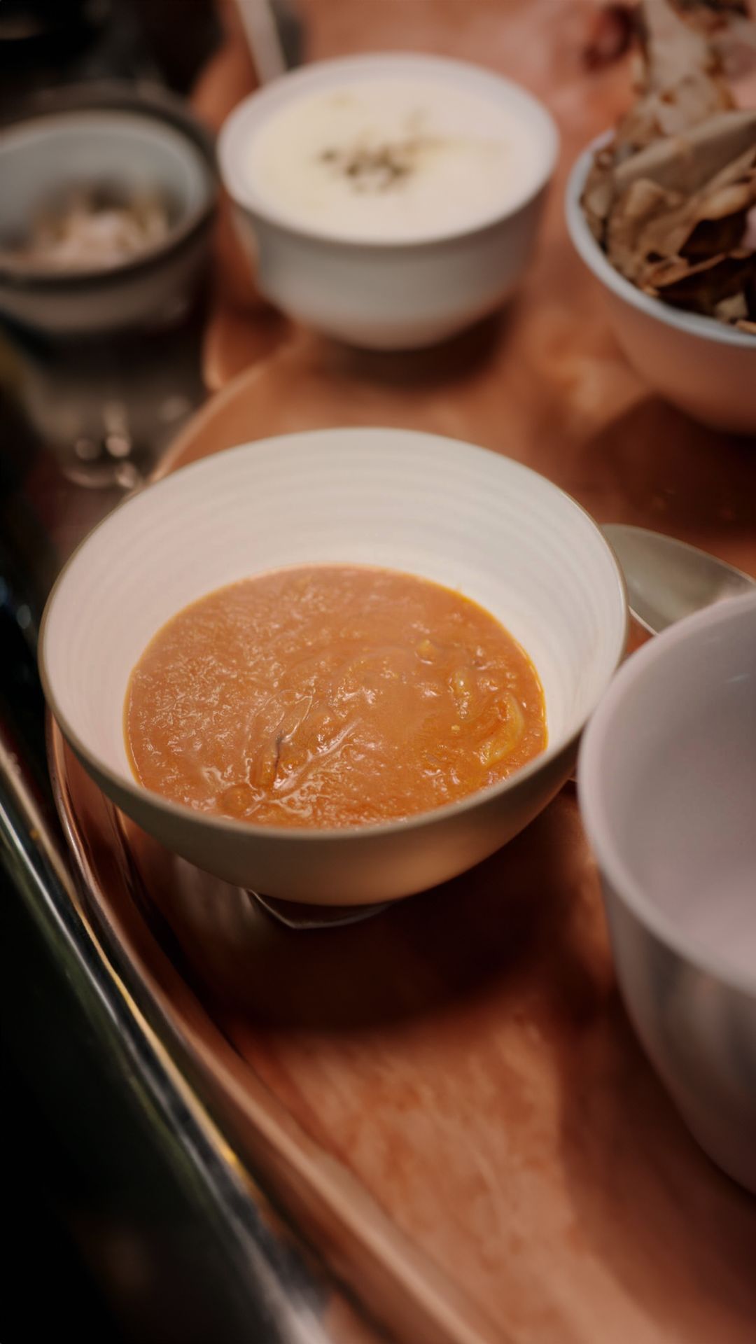 Uien- en tomatensoep met gebakken ui en spekjes