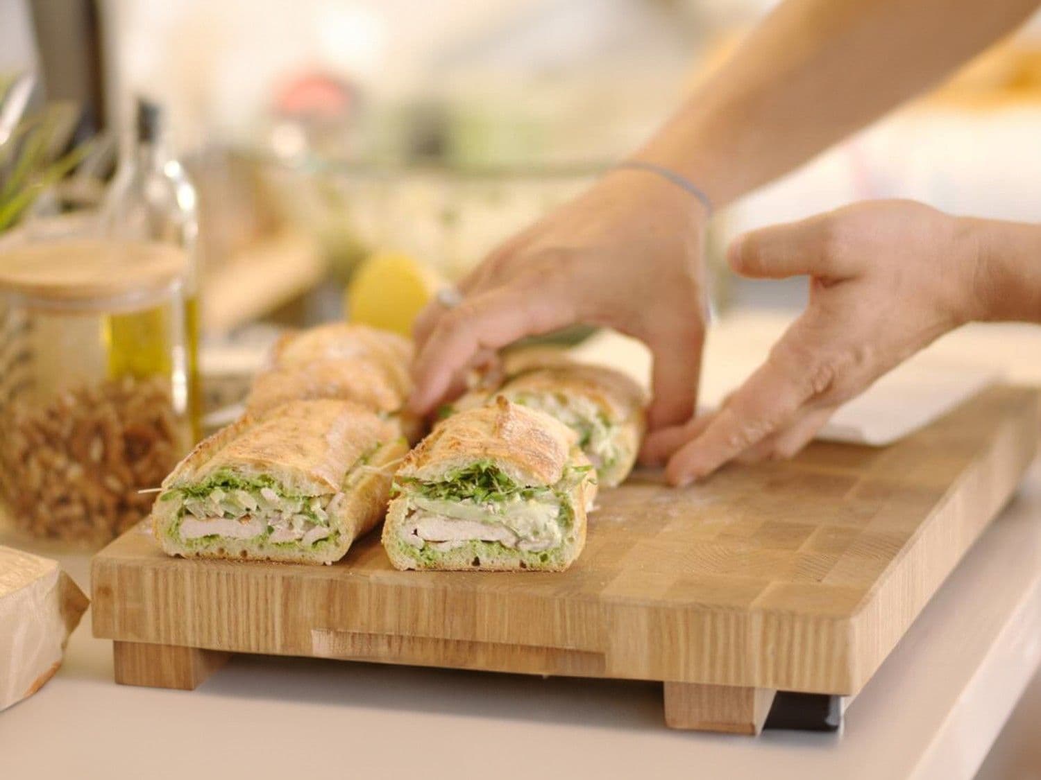 Gevulde ciabatta met kalkoen, pesto van tuinkers en waldorfsalade