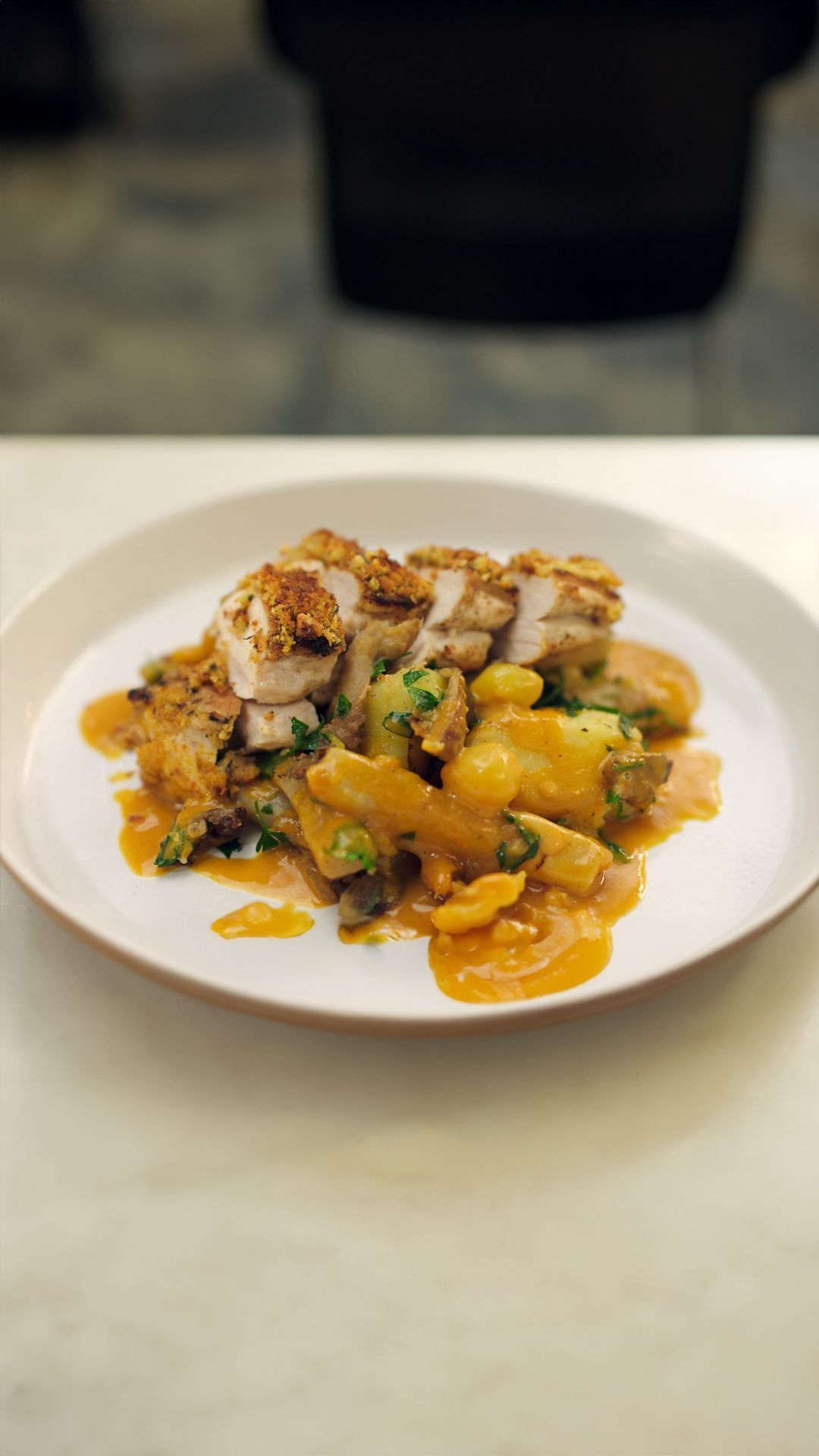 Kipfilet met kruidenkorst en schorseneren