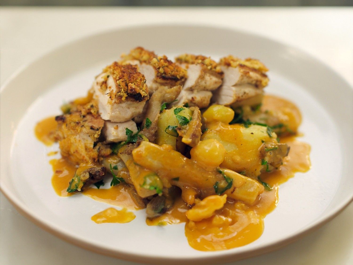 Kipfilet met kruidenkorst en schorseneren