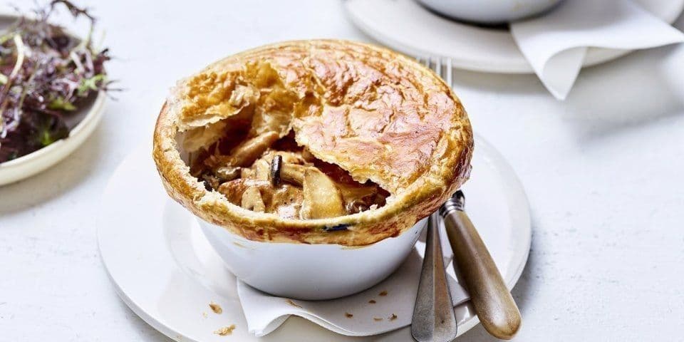 Stoofpotje van konijn met champignons, mosterdroomsausje en bladerdeeg