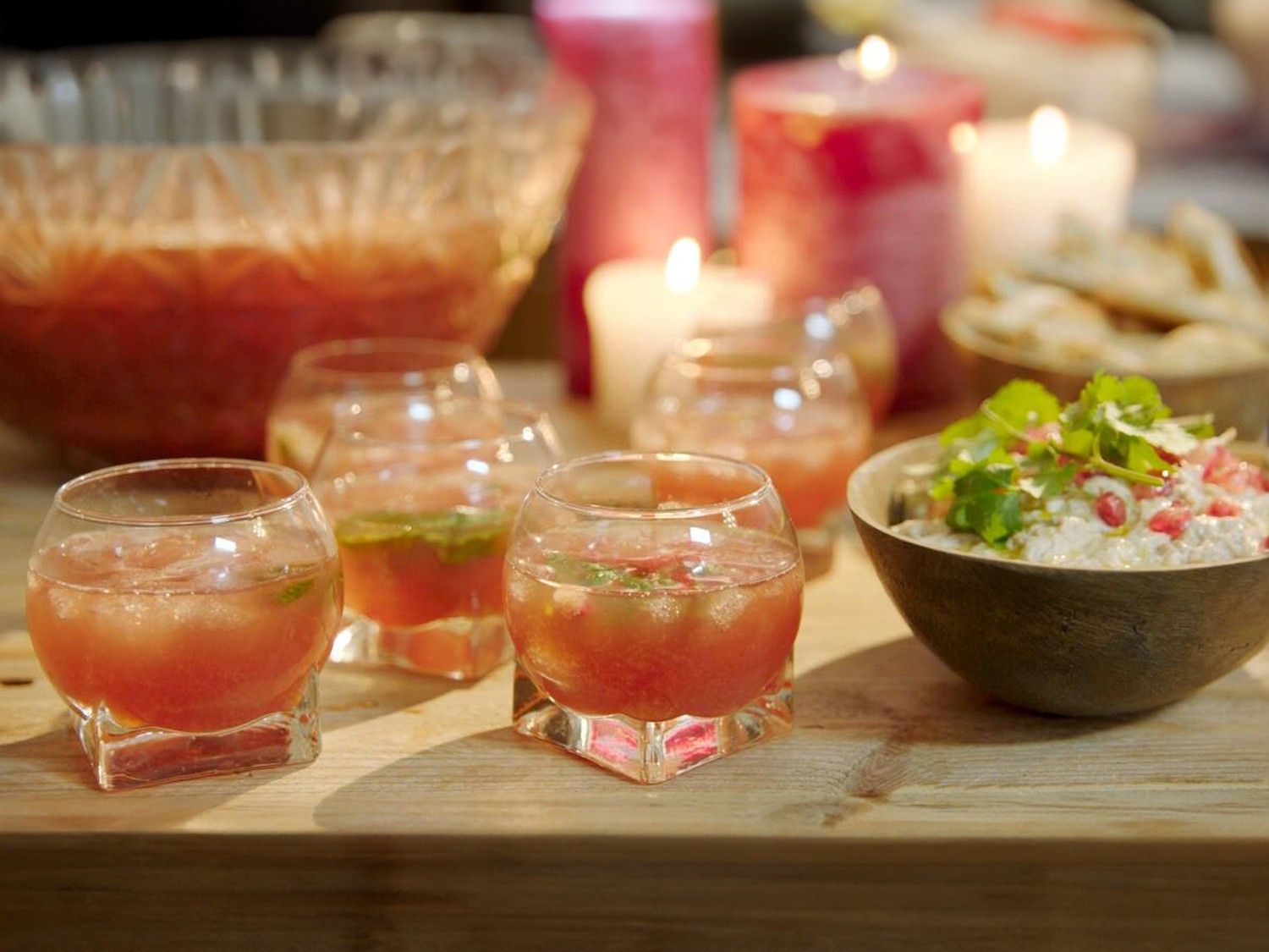 New Year’s punch met mutabal en pitabroodjes