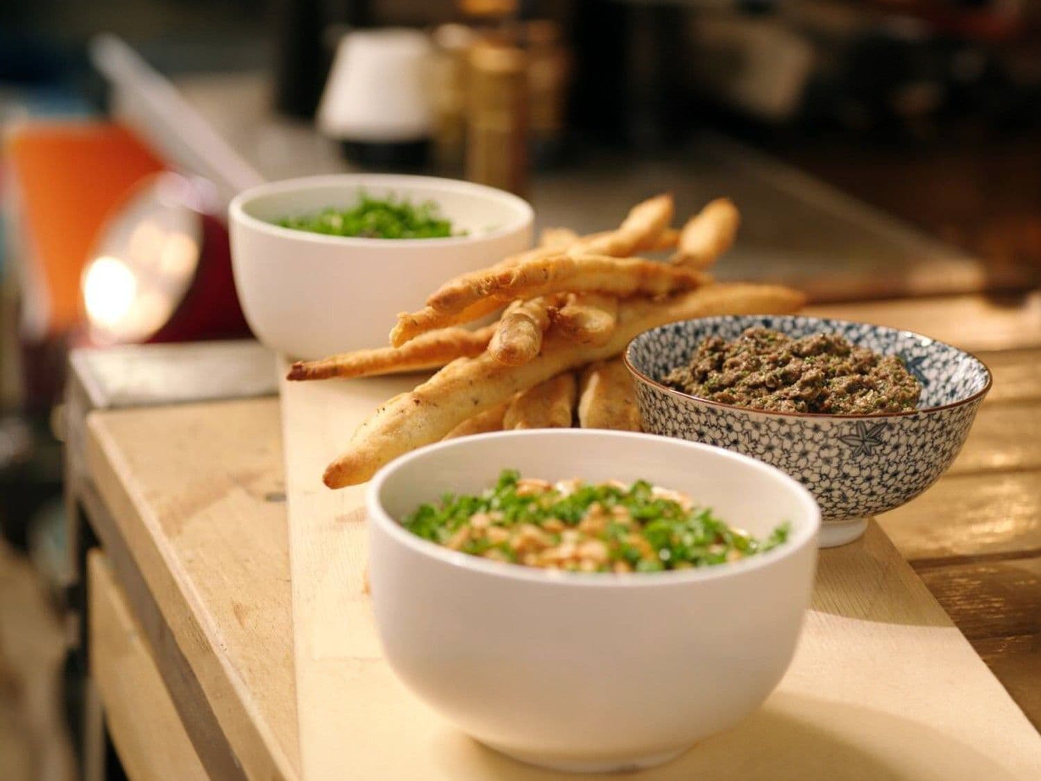 Grissini met olijventapenade, geitenkaas en tonatosaus