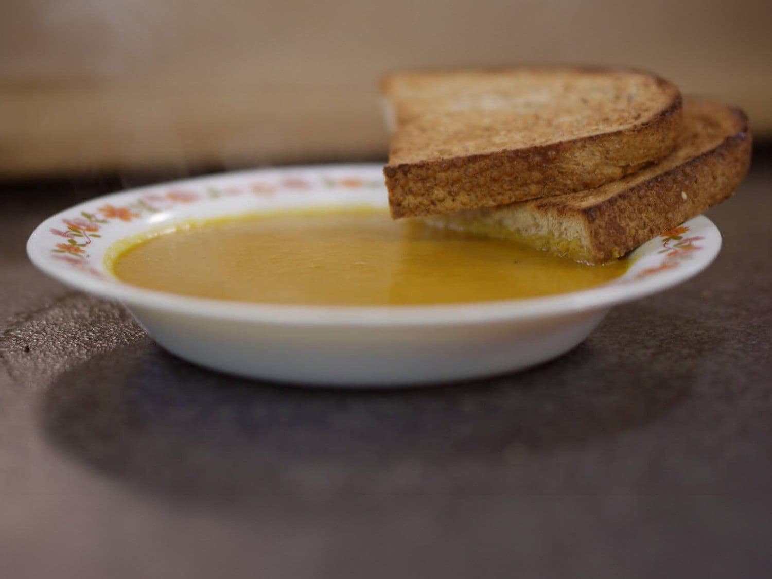 Wortelsoep ‘tikka masala’ met geroosterd sesambrood