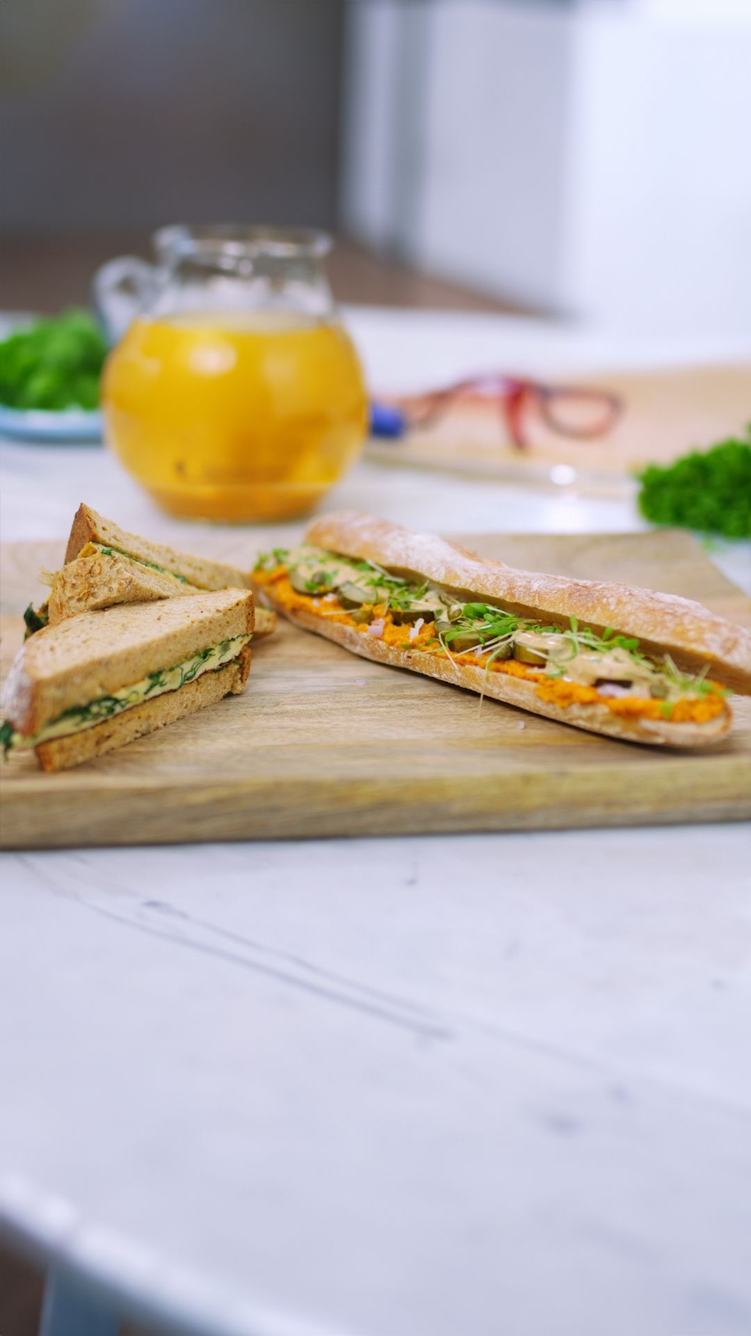 Boterham met omelet en een broodje wortelmartino