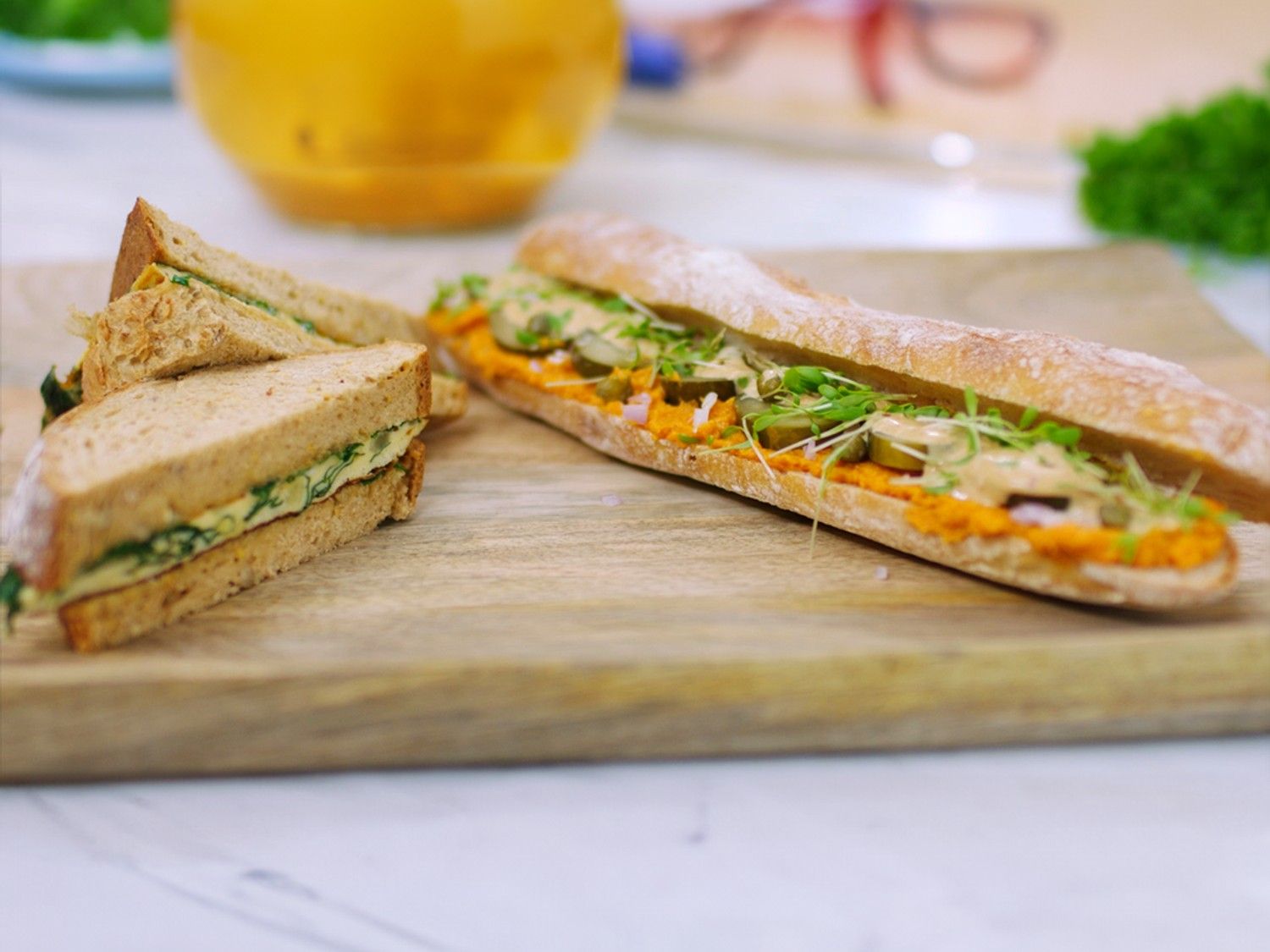 Boterham met omelet en een broodje wortelmartino
