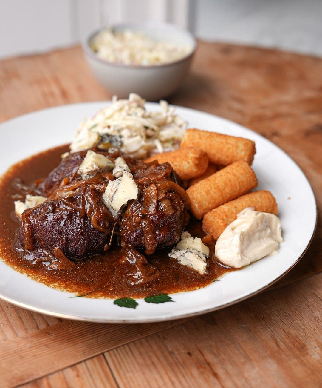 Varkenswangen met blauwe kaas en bruin bier, kroketten en witloofsla