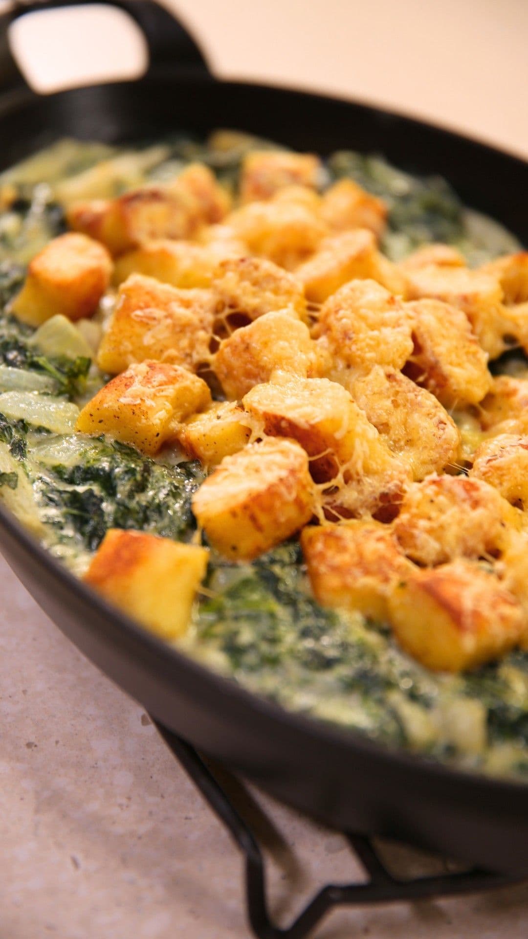 Gegratineerde gnocchi met boerenkool, schorseneren en vlaskaas