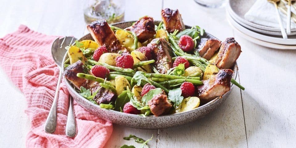 Salade van krieltjes, boontjes, frambozen en ribbetjes