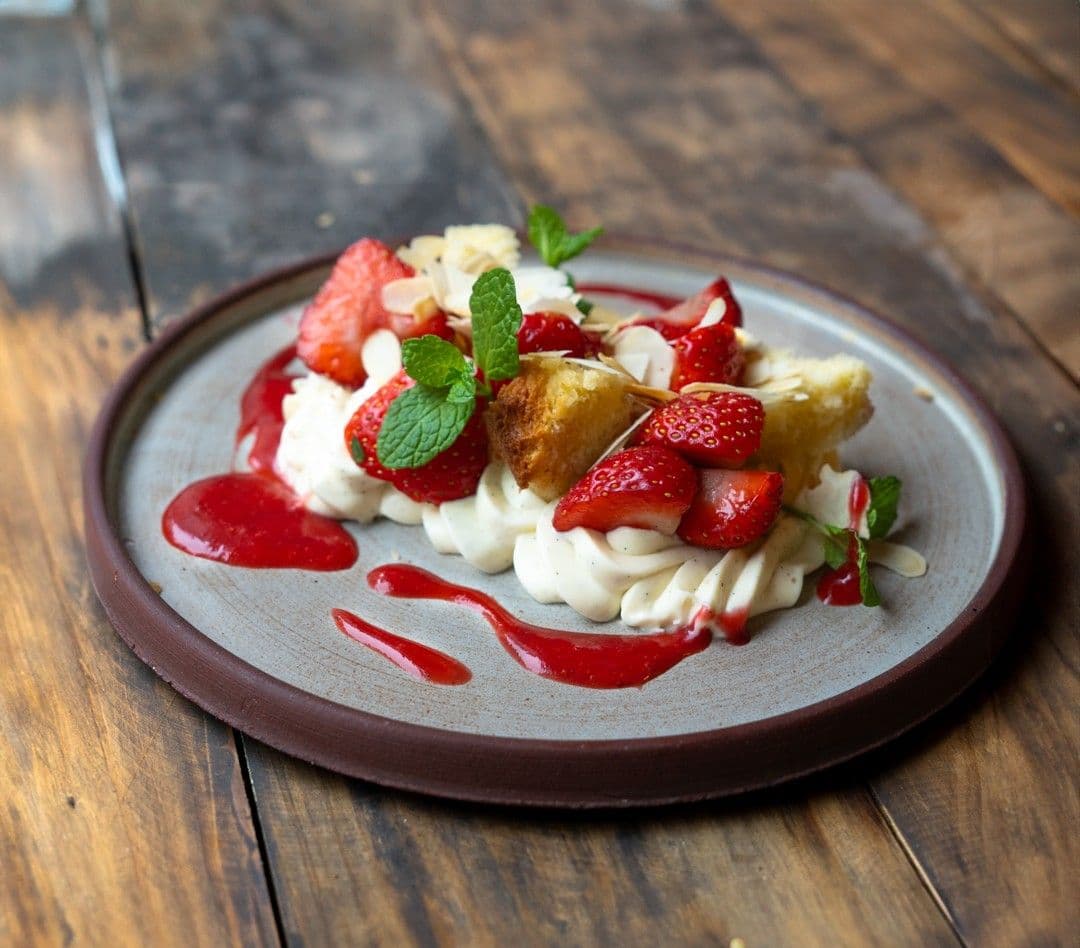 Ganache van witte chocolade met cake, aardbeien en amandelen