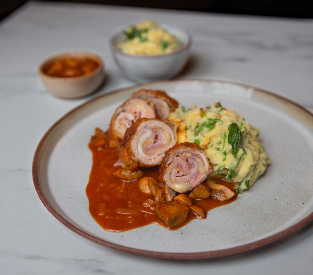 Cordon bleu met champignon-tomatensaus en waterkerspuree
