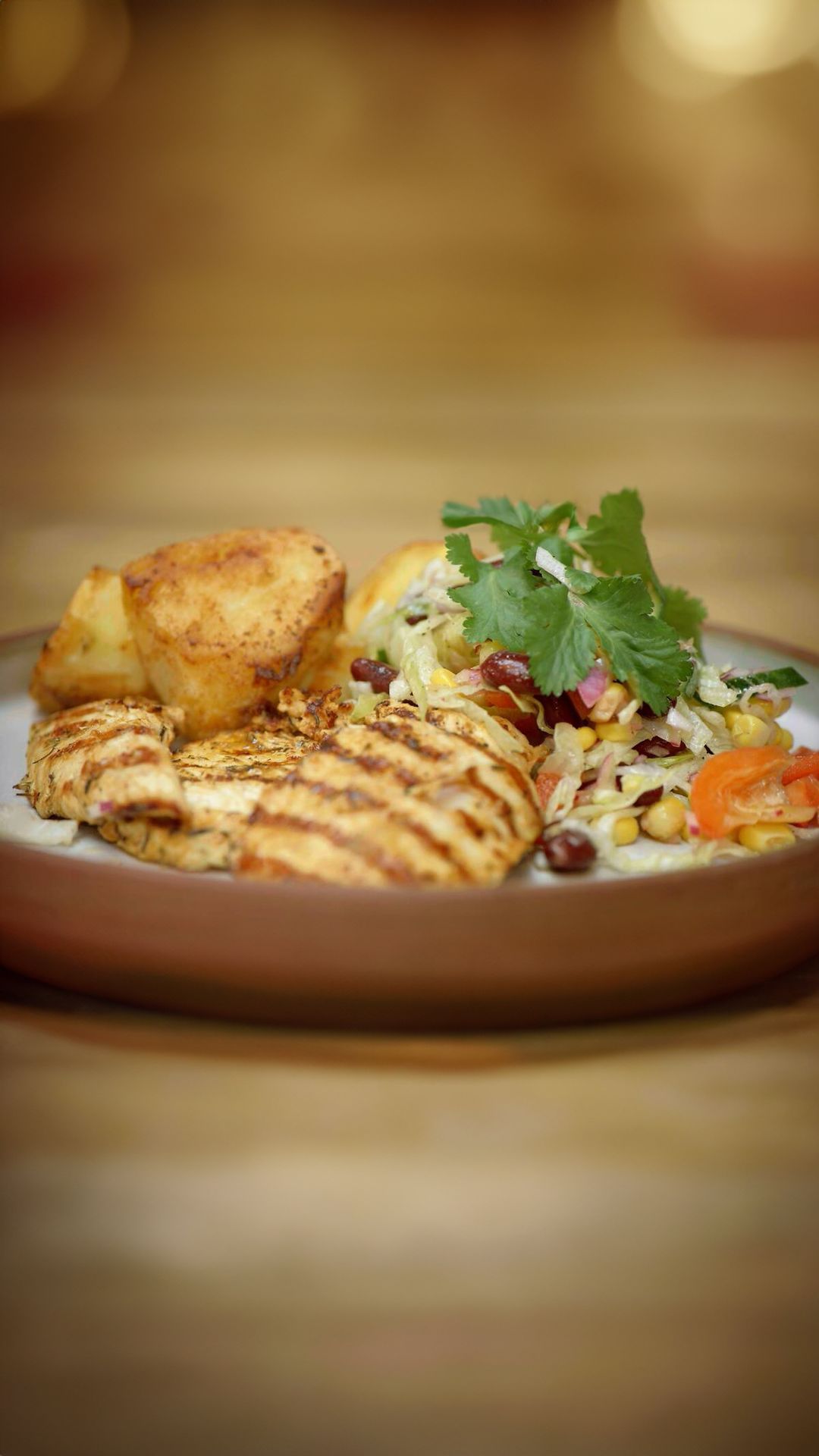Gegrilde kip met mexicaanse salade en gebakken aardappelen