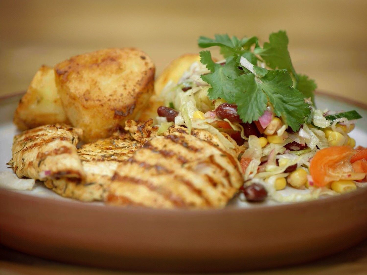 Gegrilde kip met mexicaanse salade en gebakken aardappelen
