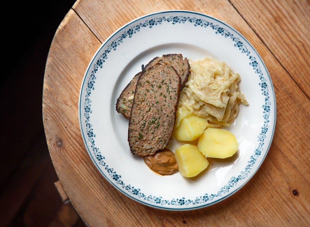 Gehaktbrood met witte kool in witte saus