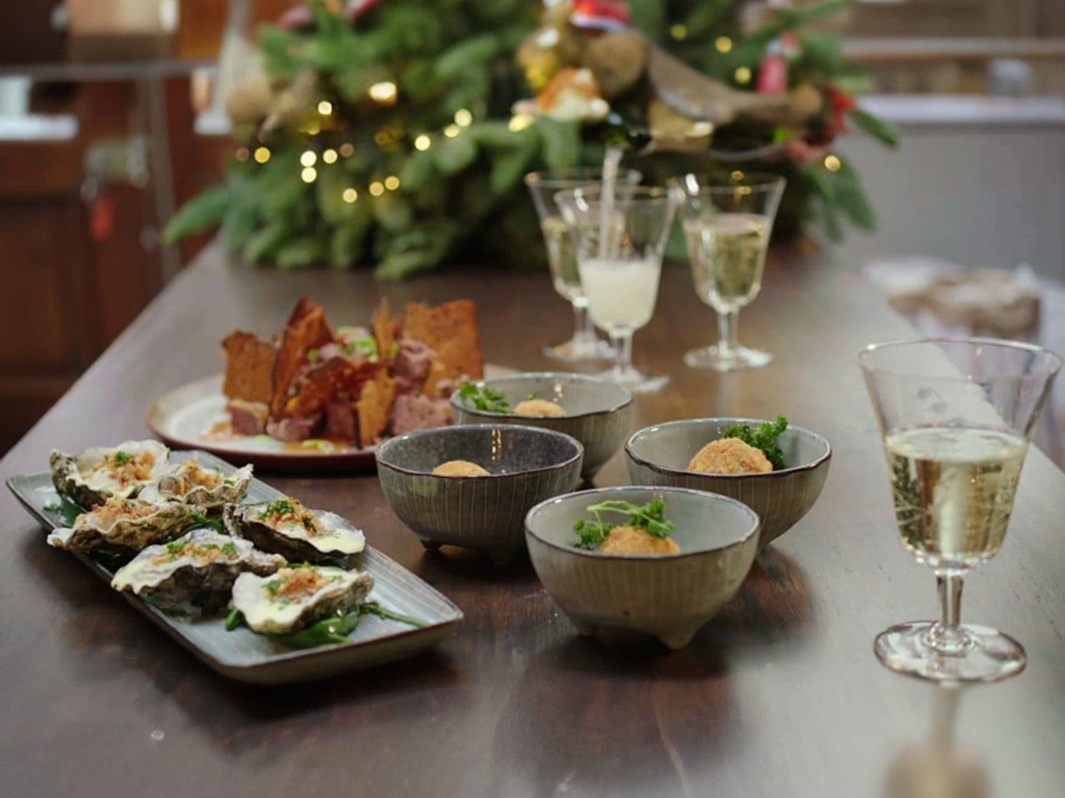 Oester met pancetta, wildpaté met peperkoek en kweepeer en champignon-kaaskroketje met peterselie