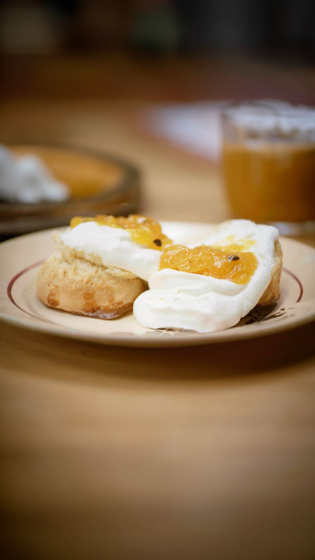 Scones met confituur van mango en passievrucht