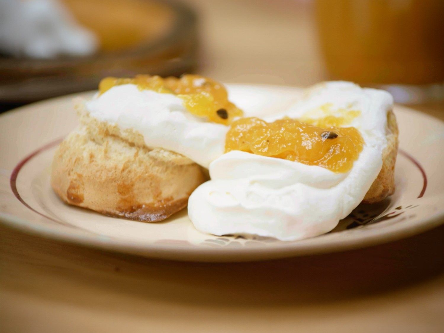 Scones met confituur van mango en passievrucht