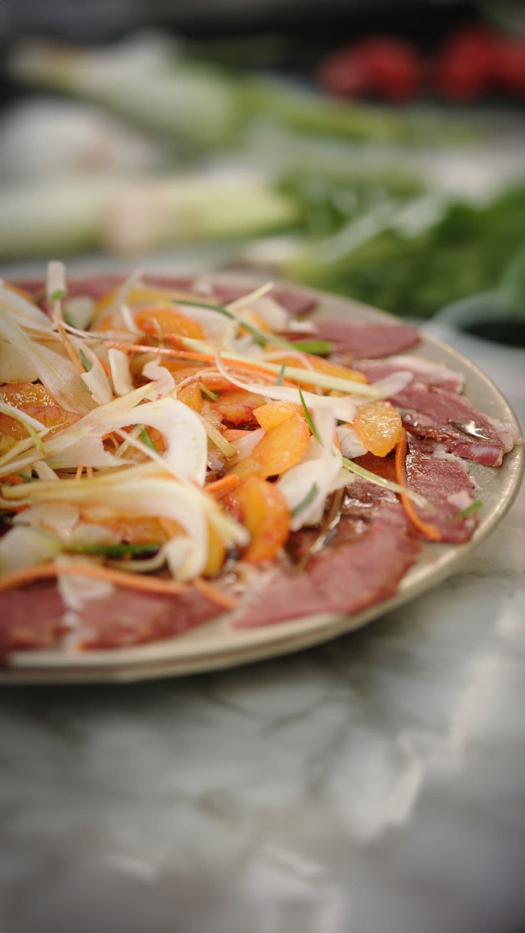 Carpaccio van gerookte eendenborst en bloedappelsien