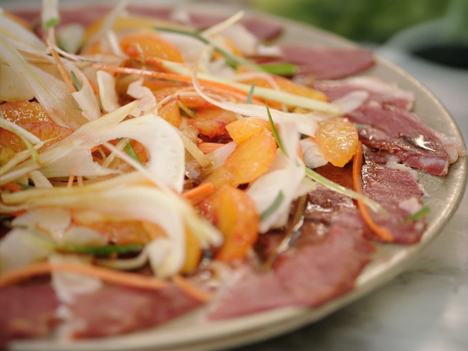 Carpaccio van gerookte eendenborst en bloedappelsien
