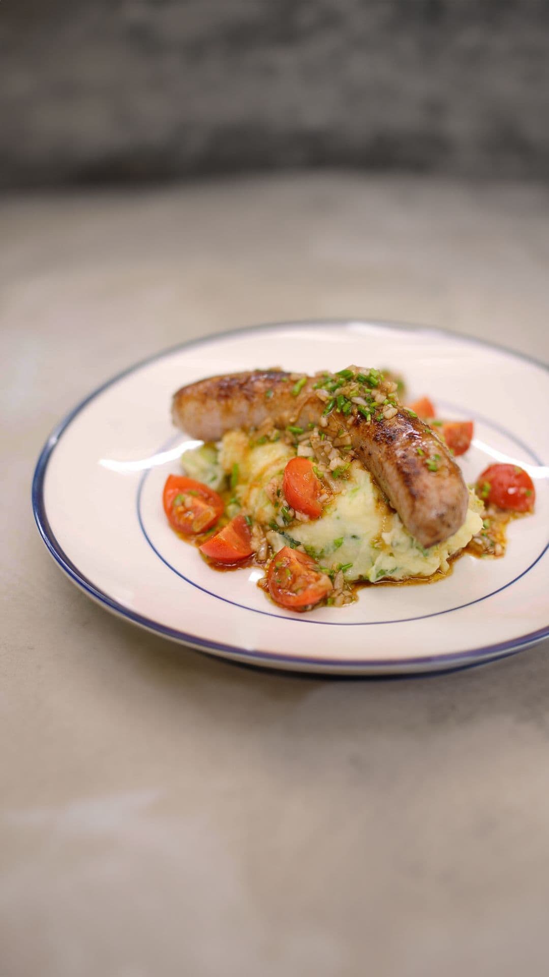 Venkelworst, tomatensla en puree met lente-ui en basilicum