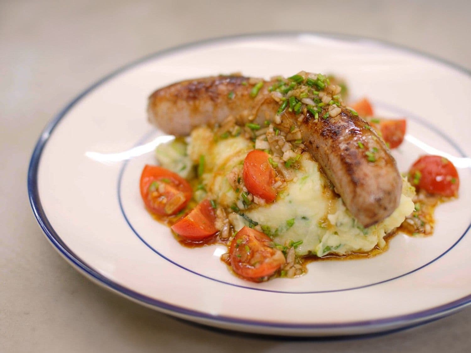 Venkelworst, tomatensla en puree met lente-ui en basilicum