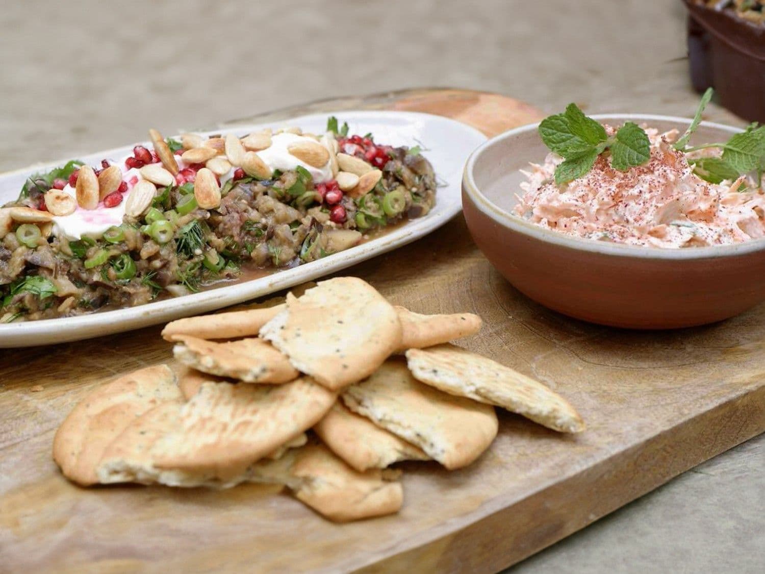 Baba ganoush met wortelraita en naan