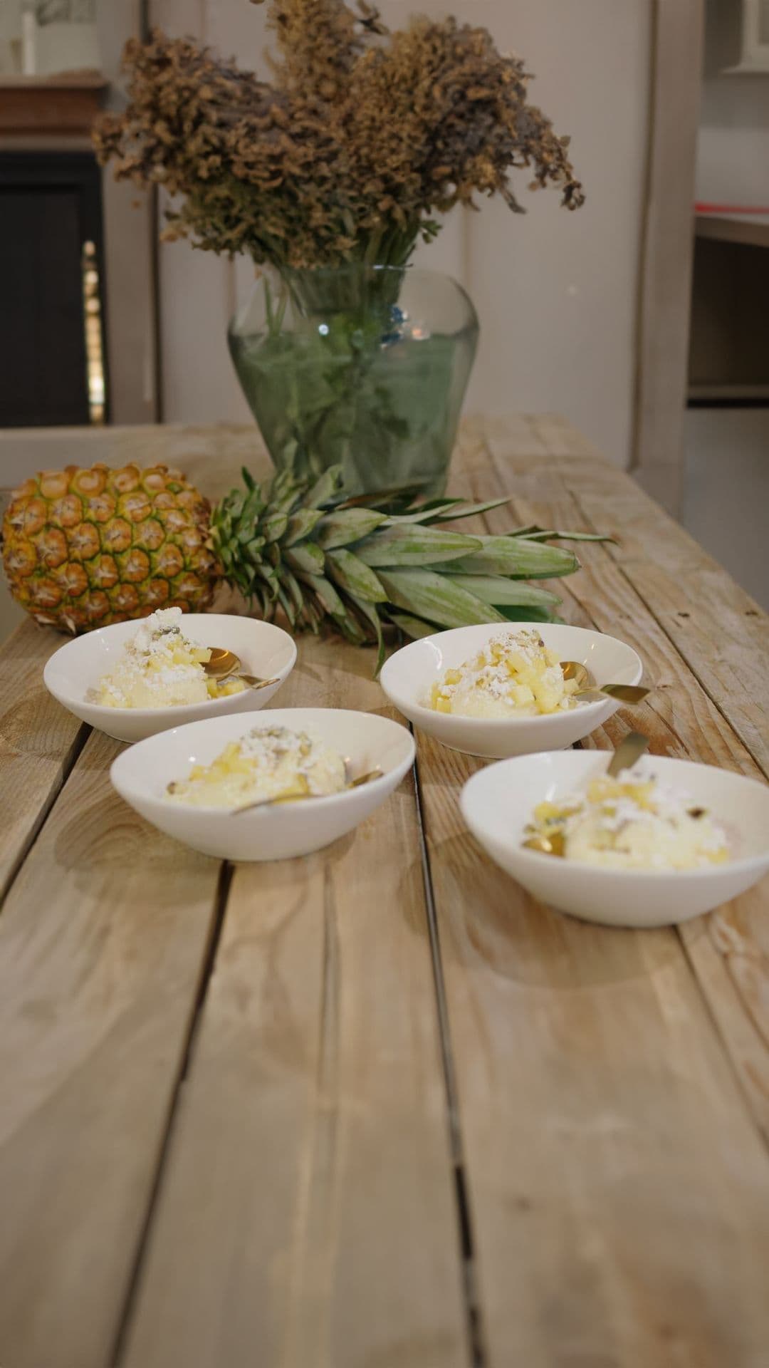 Witte chocolademousse met ananas en eiwitschuimpjes