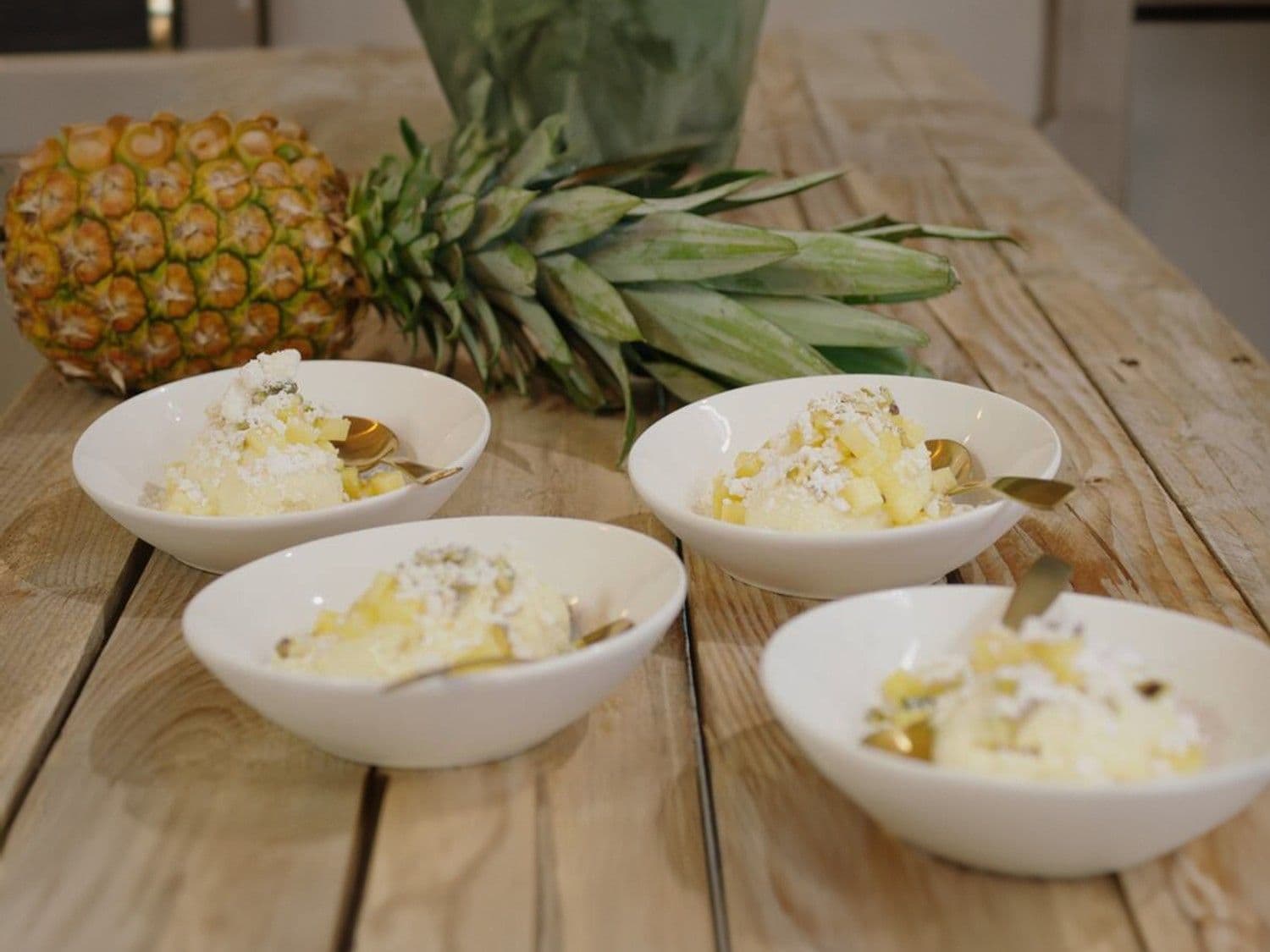 Witte chocolademousse met ananas en eiwitschuimpjes
