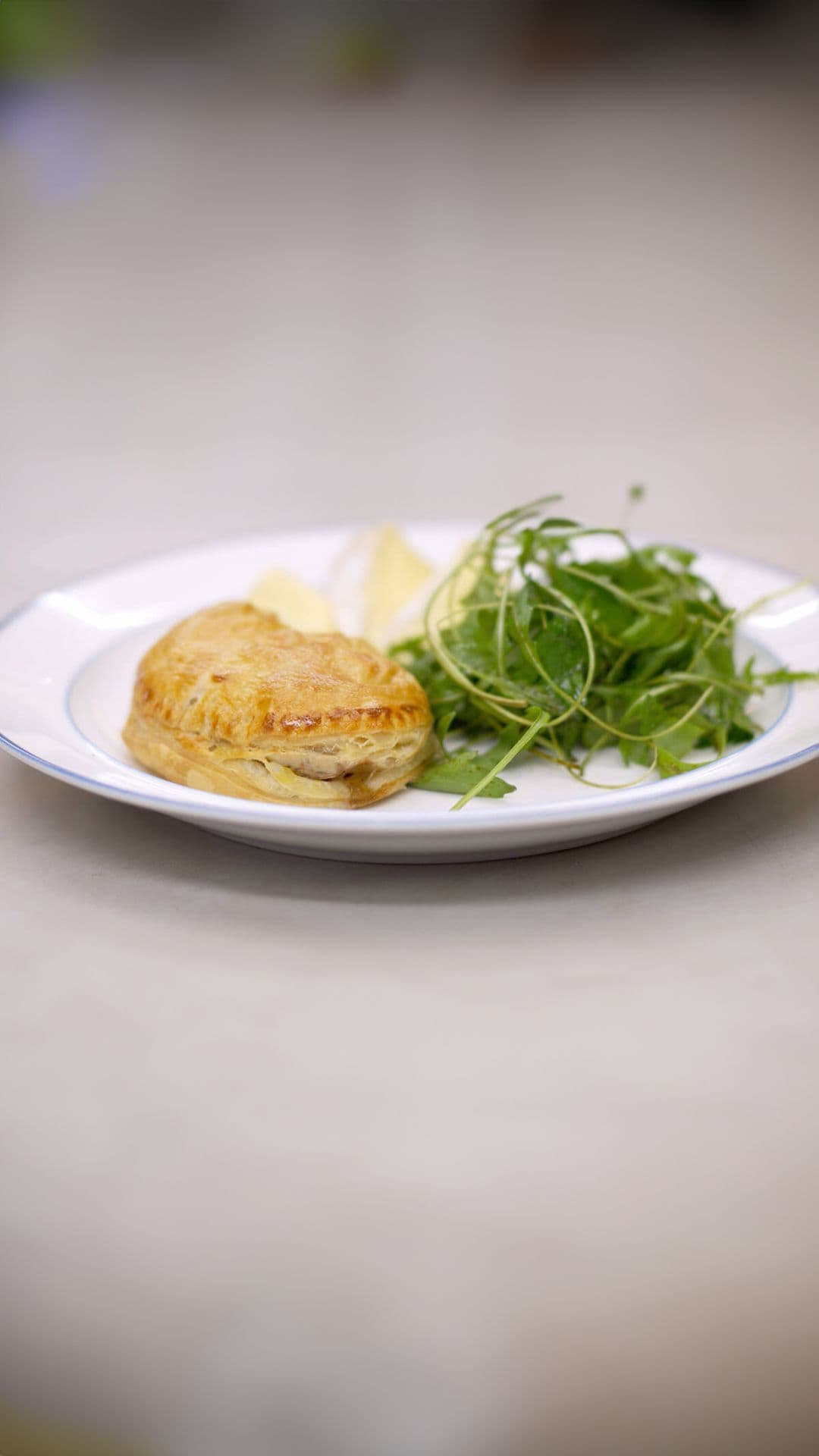 Bladerdeegtaartjes met champignons en camembert