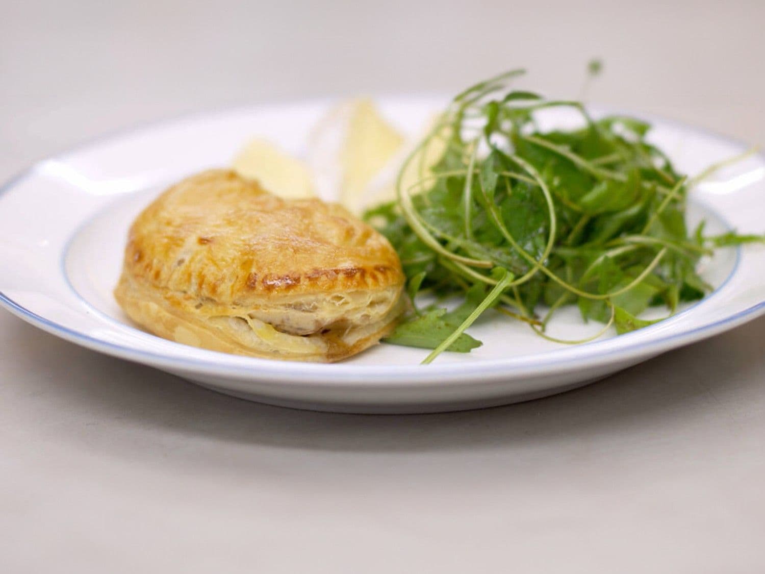 Bladerdeegtaartjes met champignons en camembert