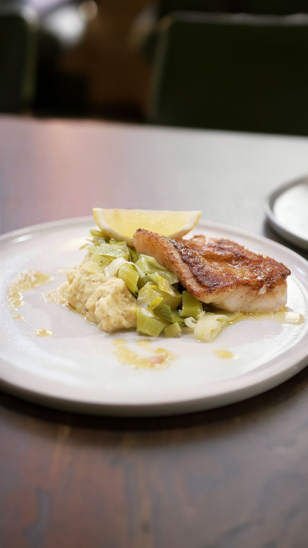 Roodbaars met mosterdpuree en gestoofde prei