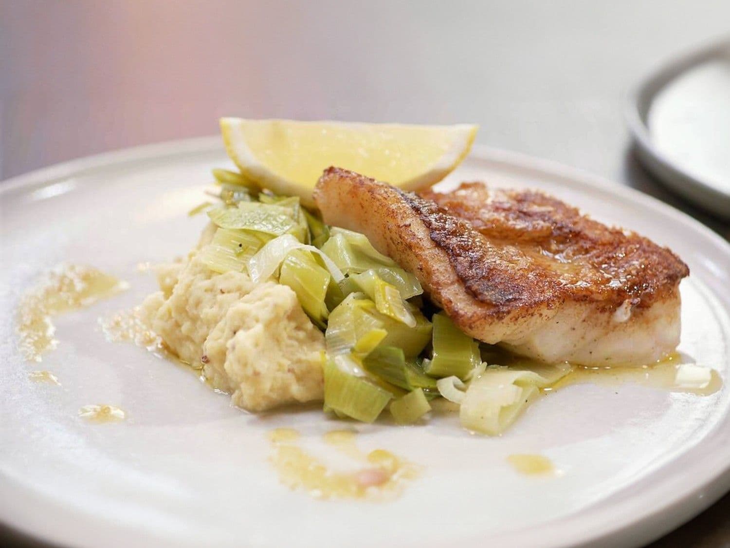 Roodbaars met mosterdpuree en gestoofde prei