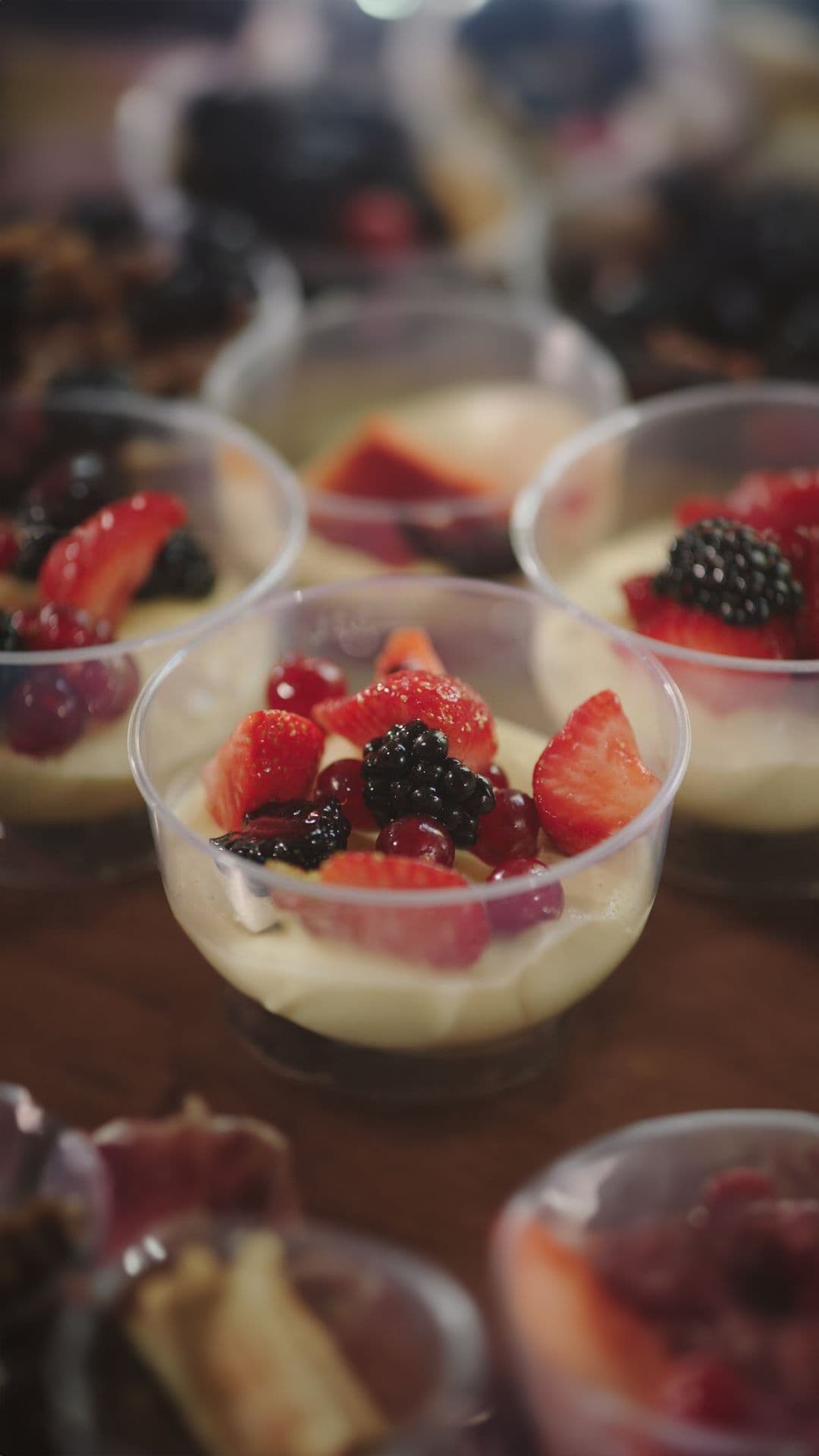 Vanillemousse met vers fruit