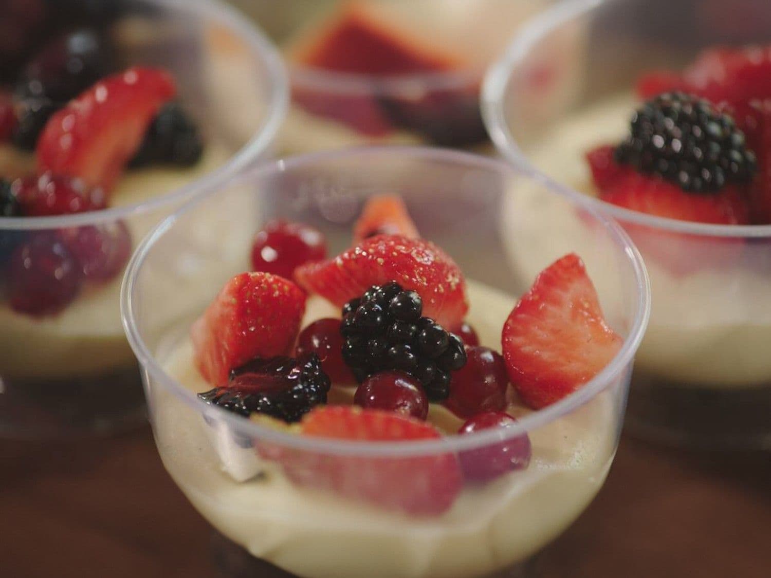 Vanillemousse met vers fruit